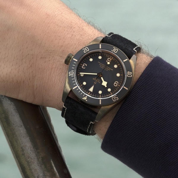 MONTRE HOMME TUDOR BLACK BAY BRONZE BRACELET EN CUIR NOIR