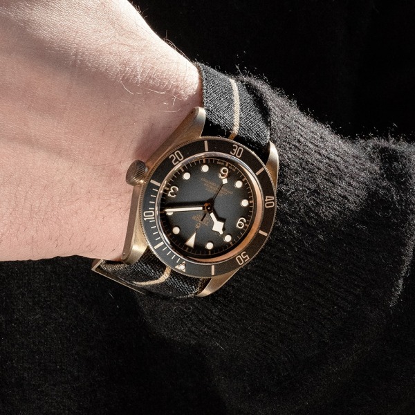 MONTRE HOMME TUDOR BLACK BAY BRONZE BRACELET EN TISSU