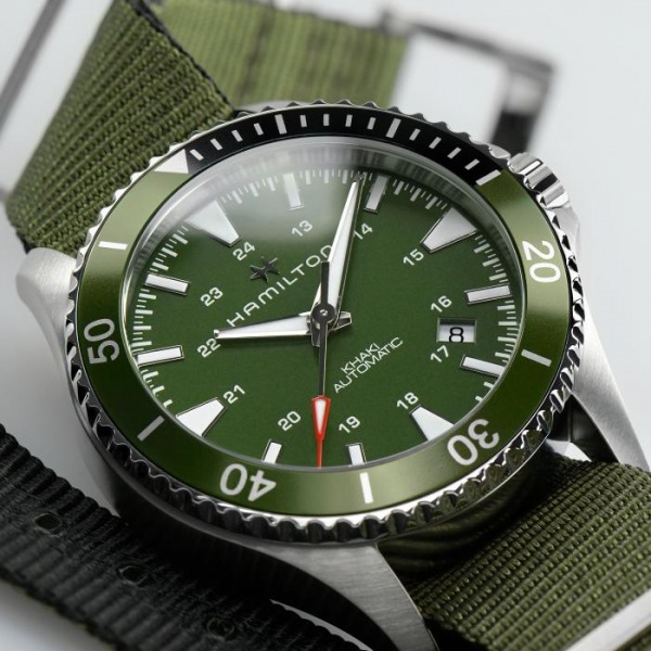 Montre Hamilton Khaki Navy Scuba Automatique cadran vert bracelet nato 40 mm