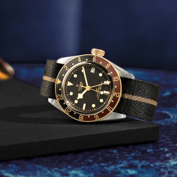 MONTRE HOMME TUDOR BLACK BAY GMT OR & ACIER BRACELET NATO