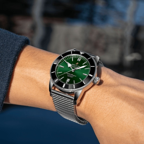 Montre Breitling Superocean Héritage 46 mm Vert bracelet Acier