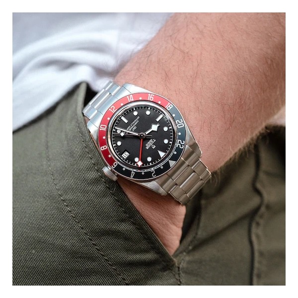 MONTRE HOMME TUDOR BLACK BAY GMT AVEC BRACELET EN ACIER