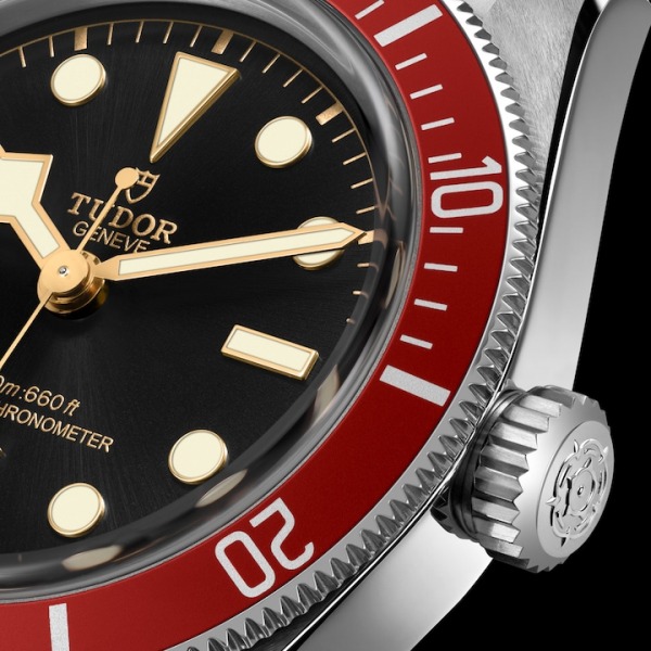 MONTRE HOMME TUDOR BLACK BAY 41 MM LUNETTE ROUGE BRACELET EN ACIER