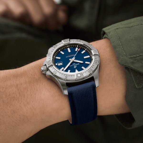 Montre Breitling Avenger Automatic 42 Cadran Bleu Bracelet Cuir