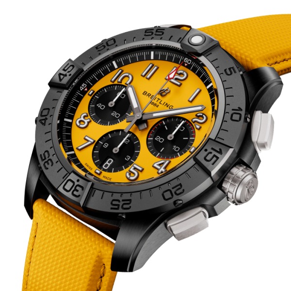 Montre Breitling Avenger B01 Chronograph 44 Night Mission Bracelet Cuir Jaune