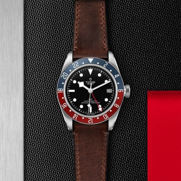 MONTRE HOMME TUDOR BLACK BAY GMT AVEC BRACELET EN CUIR BRUN