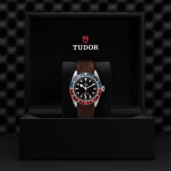 MONTRE HOMME TUDOR BLACK BAY GMT AVEC BRACELET EN CUIR BRUN