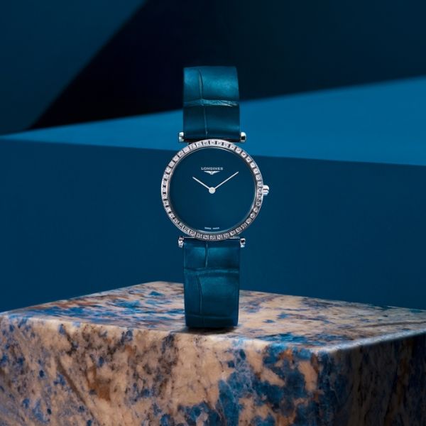 Montre La Grande Classique De Longines Monochrome Cadran Bleu laqué poli Bracelet Alligator