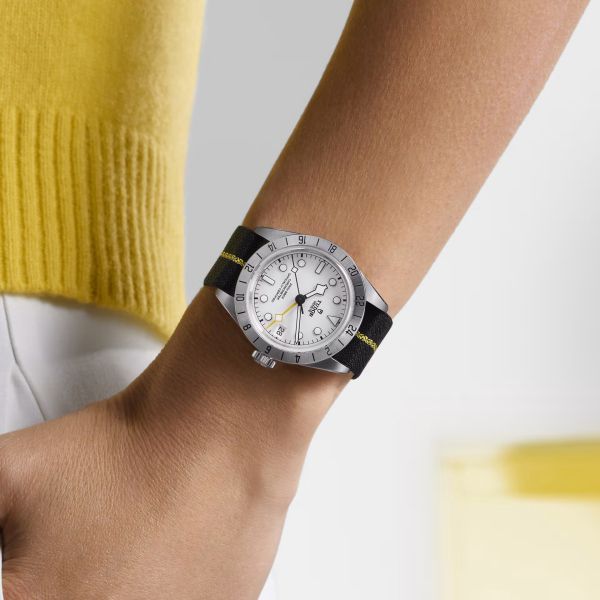 MONTRE TUDOR BLACK BAY PRO 39 MM BRACELET TISSU NOIR BANDE JAUNE