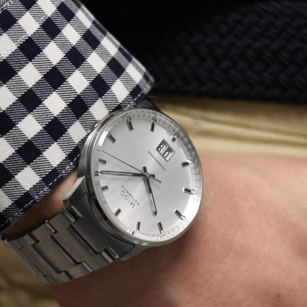 Montre Mido Commander Big Date 42mm Cadran Argent Bracelet Acier inoxydable Gris