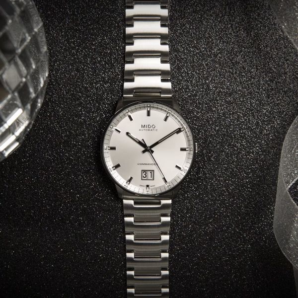 Montre Mido Commander Big Date 42mm Cadran Argent Bracelet Acier inoxydable Gris