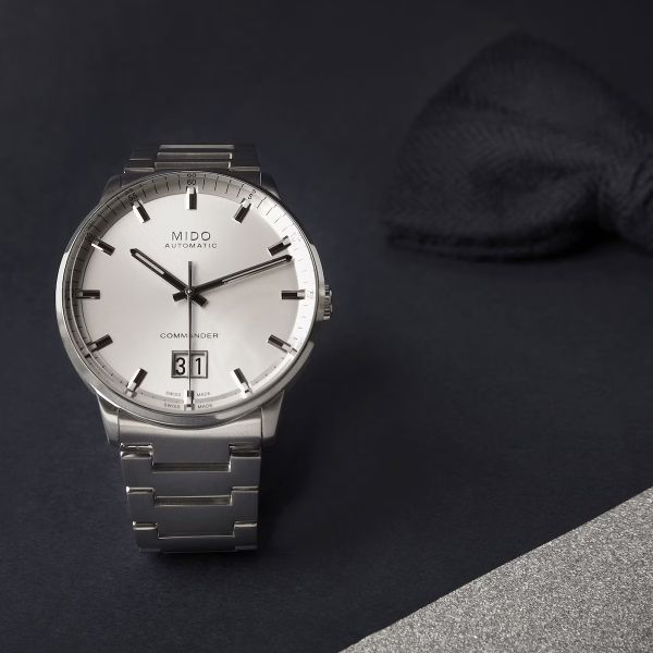 Montre Mido Commander Big Date 42mm Cadran Argent Bracelet Acier inoxydable Gris