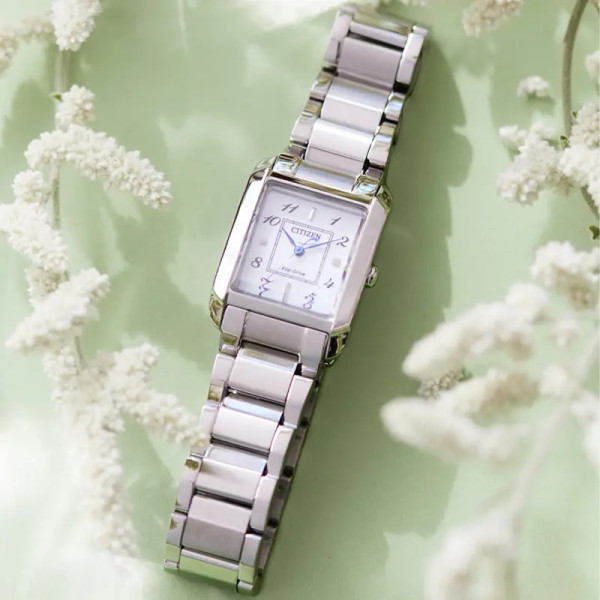 Montre Citizen Ladies Square Eco-drive Cadran Blanc Bracelet Acier Inoxydable