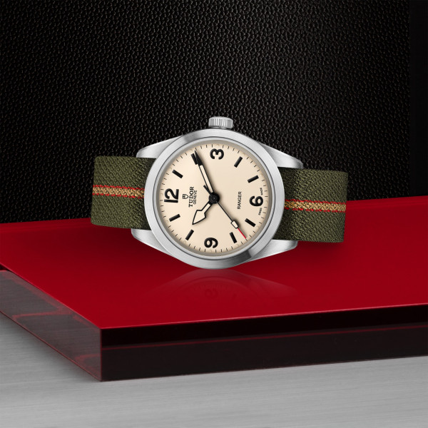 MONTRE TUDOR RANGER 39MM CADRAN SABLE BRACELET TISSU