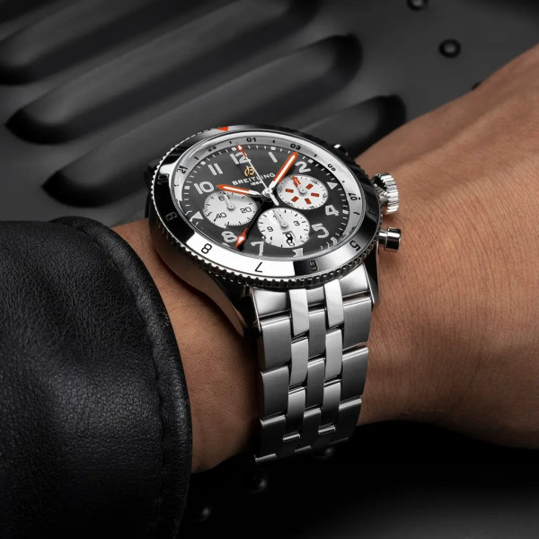 Montre Breitling Classic Avi Super Avi B04 Chronograph GMT 46 Mosquito Cadran Noir Bracelet Acier inoxydable
