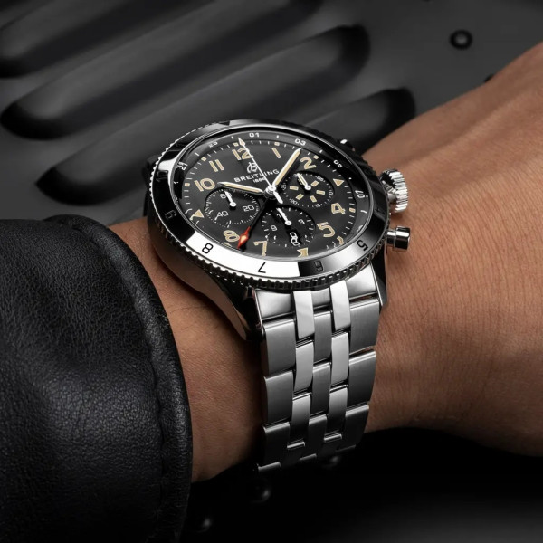 Montre Breitling Classic Avi Super Avi B04 Chronograph GMT 46 P-51 Mustang Cadran Noir Bracelet Acier inoxydable