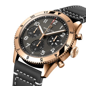Montre Breitling Classic Avi Chronograph 42 P-51 Mustang Cadran Noir Bracelet Cuir de veau