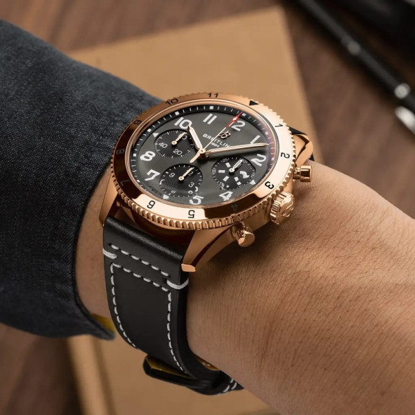 Montre Breitling Classic Avi Chronograph 42 P-51 Mustang Cadran Noir Bracelet Cuir de veau