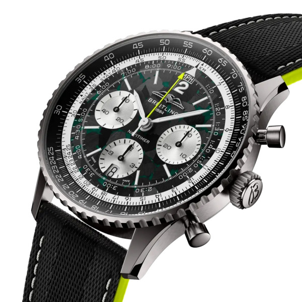 Montre Breitling Navitimer B01 Chronograph 43 Aston Martin Aramco Formula One Team Cadran carbone Bracelet Cuir de veau