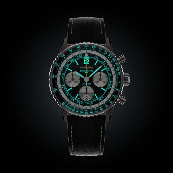 Montre Breitling Navitimer B01 Chronograph 43 Aston Martin Aramco Formula One Team Cadran carbone Bracelet Cuir de veau