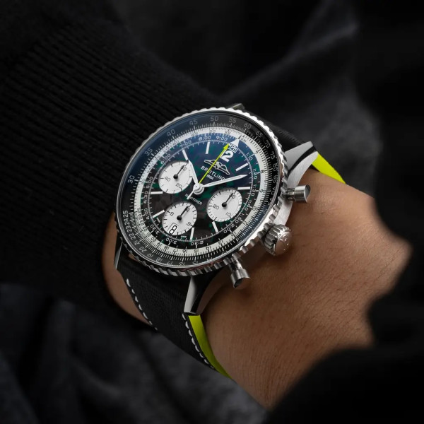 Montre Breitling Navitimer B01 Chronograph 43 Aston Martin Aramco Formula One Team Cadran carbone Bracelet Cuir de veau