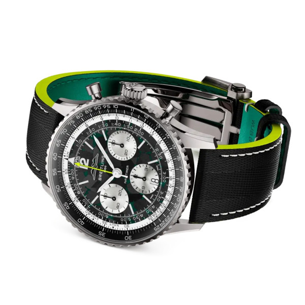 Montre Breitling Navitimer B01 Chronograph 43 Aston Martin Aramco Formula One Team Cadran carbone Bracelet Cuir de veau