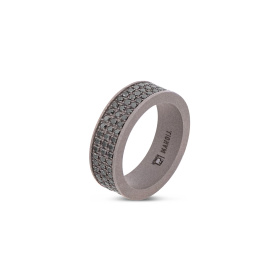 Bague pour homme Mano J en titane avec anneau plat et trois rangées de diamants noirs