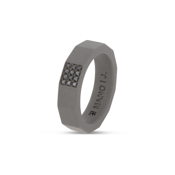 Bague pour homme Mano J TWELVE en titane, sertie de diamants noirs sur un côté