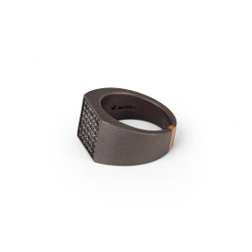 Bague pour homme Mano J en titane, or rouge et pavé de 49 diamants noirs