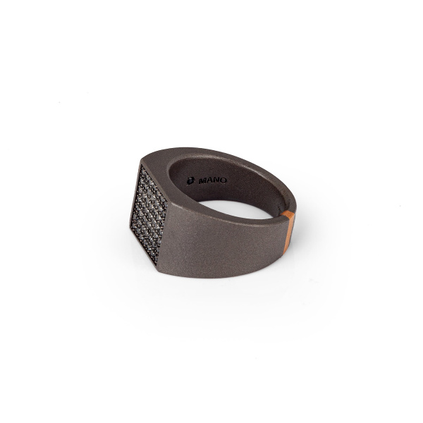 Bague pour homme Mano J en titane, or rouge et pavé de 49 diamants noirs