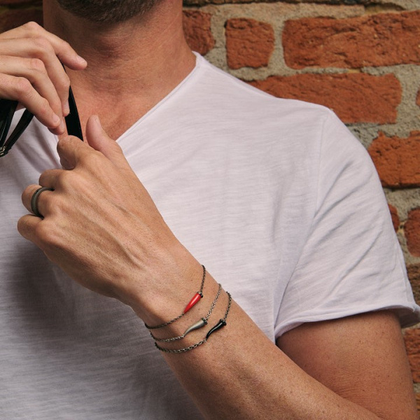 Bracelet Mano J CHARMS avec corne en titane, 5 noirs et chaîne