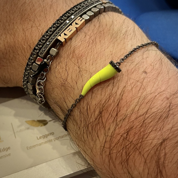 Bracelet Mano J CHARMS avec corne émaillée jaune fluo en titane, 5 maillons noirs et chaîne