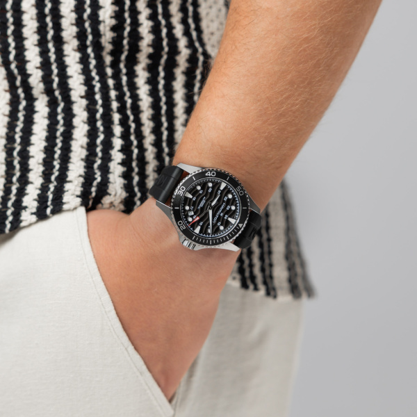 Montre Hamilton Khaki Navy Scuba H82415330 40mm Automatique Cadran noir laqué bracelet caoutchouc