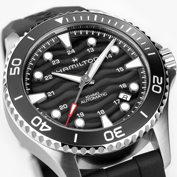 Montre Hamilton Khaki Navy Scuba H82415330 40mm Automatique Cadran noir laqué bracelet caoutchouc