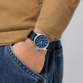 Montre Hamilton Khaki Field Power Reserve 40mm Cadran Bleu Bracelet NATO