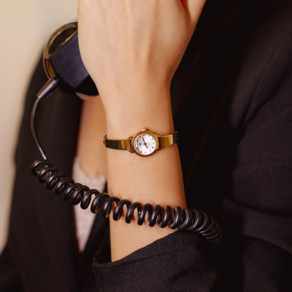 Montre Lip Henriette 18 mm Cadran Argenté Bracelet Jonc Doré