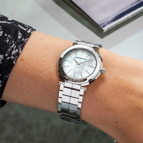 Montre Herbelin Newport Slim 32 mm Quartz Cadran Nacre Blanche Bracelet Acier