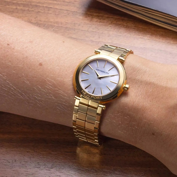 Montre Herbelin Newport Slim 32 mm Quartz Cadran Nacre Blanche PVD Or Jaune