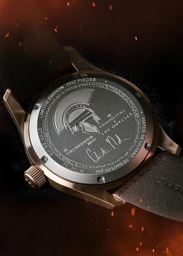 Fond titane gravé du casque d'Ulysse et de la signature de Christopher Nolan, édition limitée 2 112 exemplaires