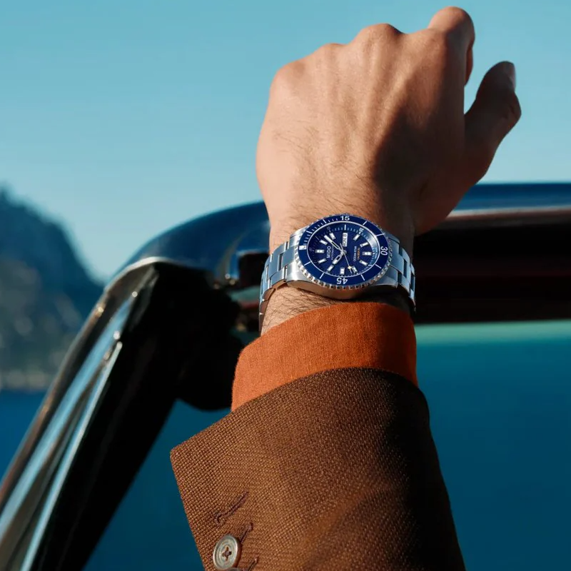 Mido Ocean Star 200 cadran bleu 41 mm portée au poignet en été