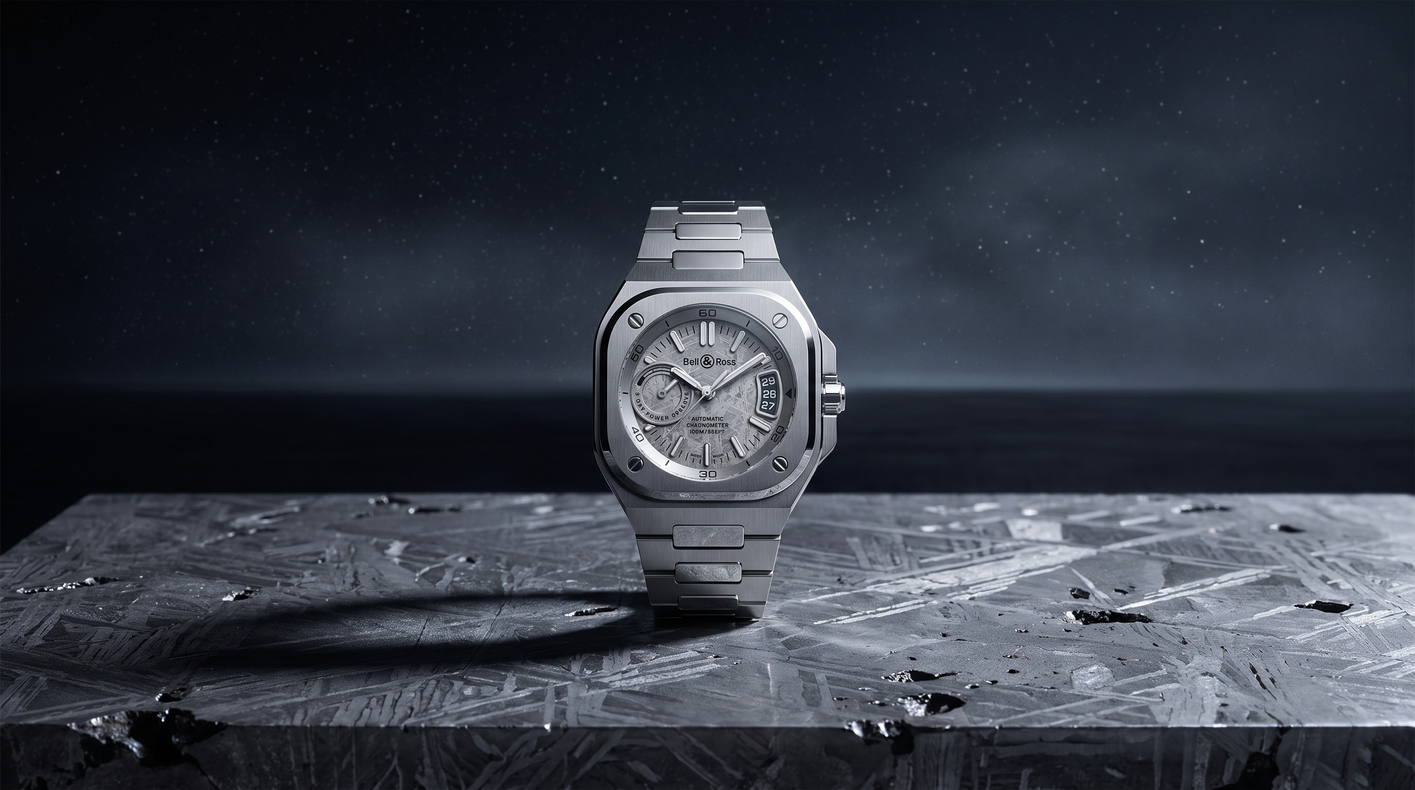 Bell & Ross BR-X5 Météorite à bracelet acier posée sur une dalle de fer météoritique sous un ciel étoilé (vue d’illustration)
