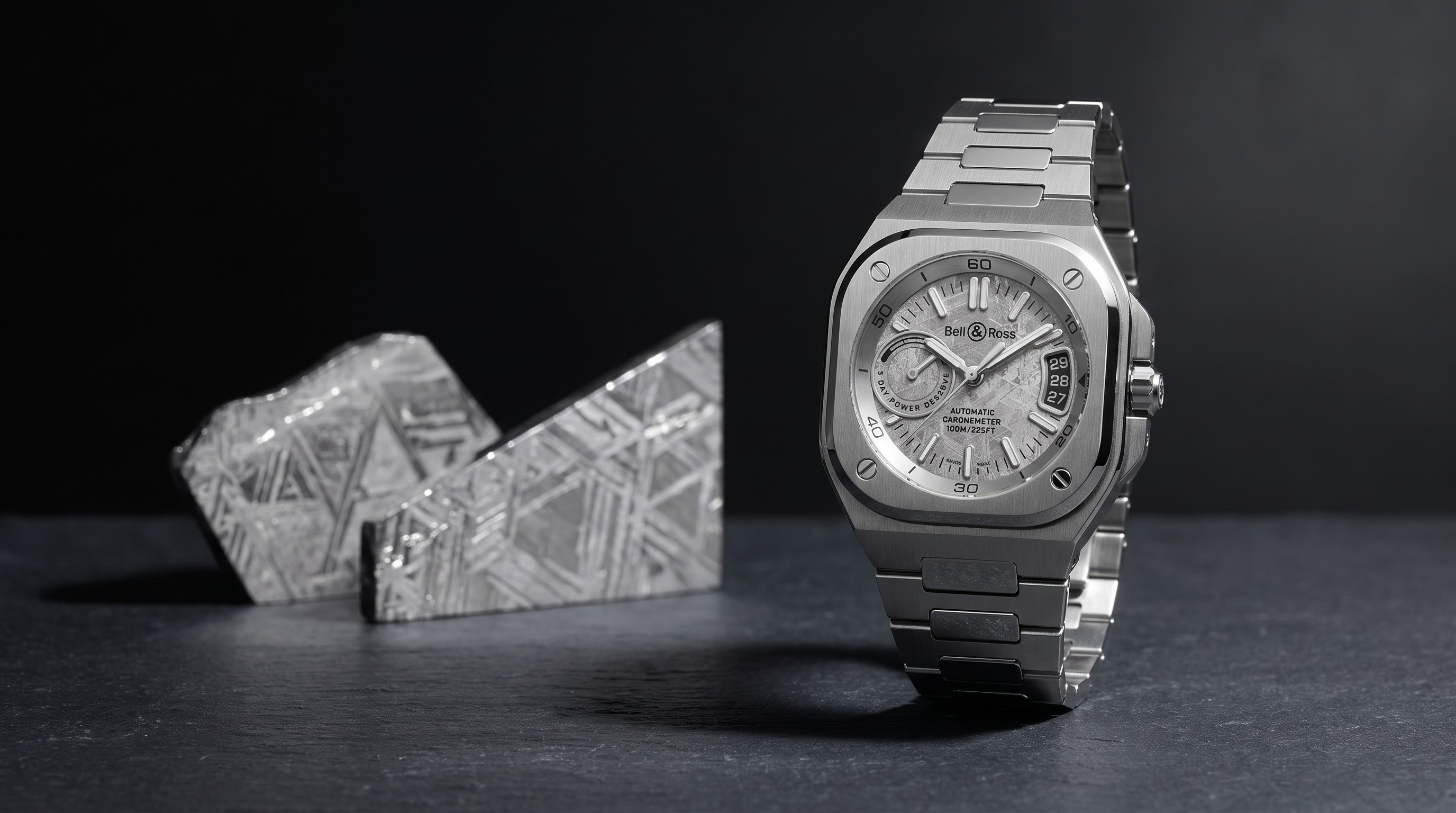 Bell & Ross BR-X5 Météorite à bracelet acier devant deux tranches de météorite au motif de Widmanstätten (vue d’illustration)