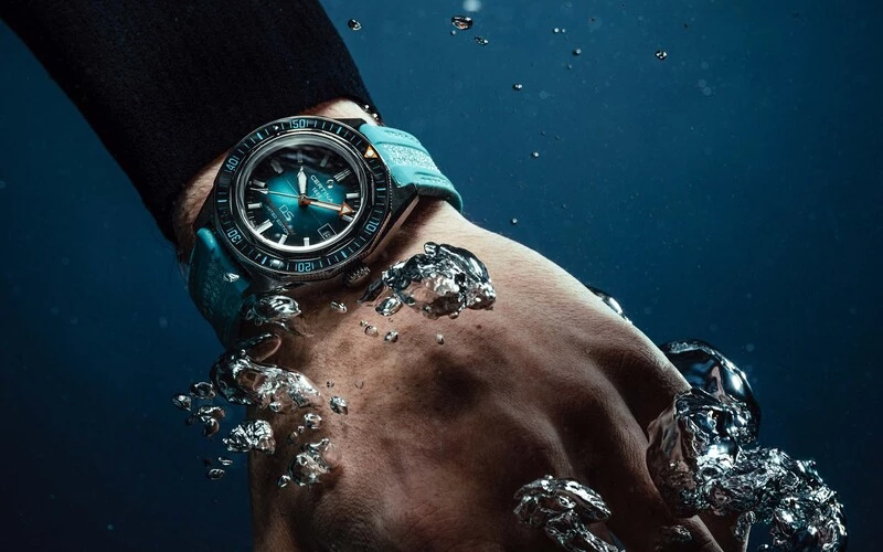 Certina DS Super PH2000M au poignet d'un plongeur sous l'eau, boîtier titane 43 mm
