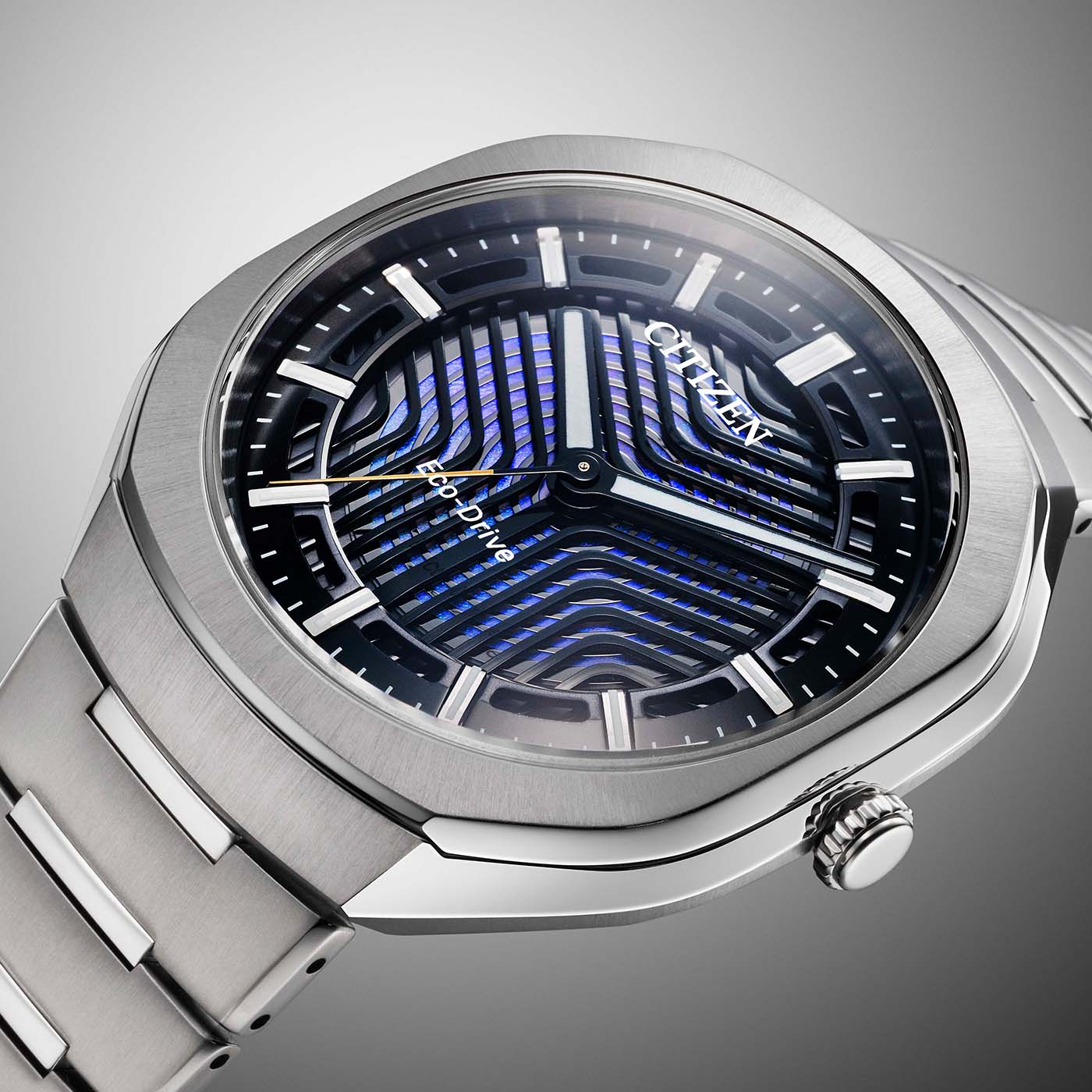 Citizen Eco-Drive Photon BJ6560-53W 39,6 mm, gros plan sur le cadran de métal noir fendu en vagues, le bleu des couleurs structurelles entre les lames et la trotteuse jaune