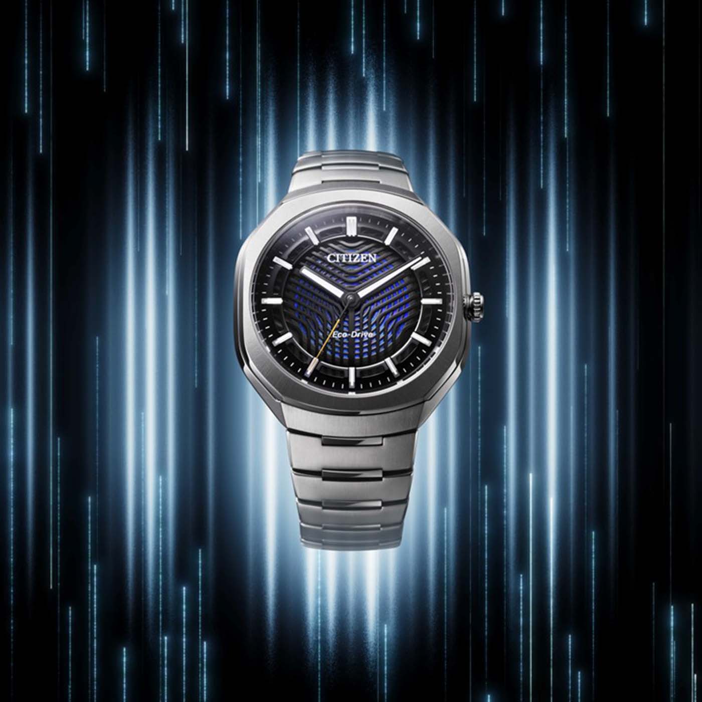 Citizen Eco-Drive Photon BJ6560-53W en Super Titanium, cadran noir et bleu, devant des traits de lumière bleue verticaux