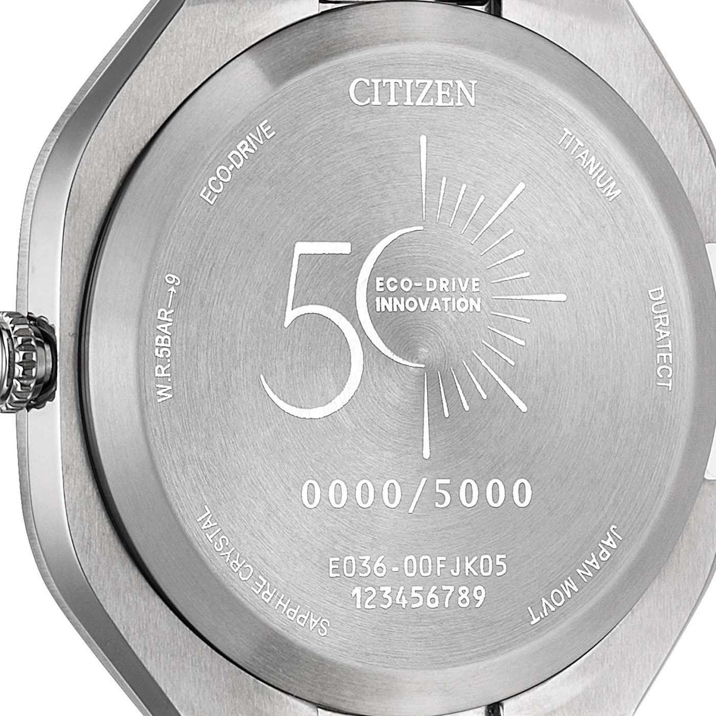 Fond de la Citizen Eco-Drive Photon BJ6560-53W gravé du logo des 50 ans Eco-Drive Innovation, de l'emplacement du numéro sur 5 000 et de la référence du calibre E036