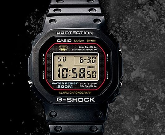 Casio G-Shock DW-5000C de 1983, la première G-Shock, lunette PROTECTION et écran encadré de rouge, visuel officiel Casio