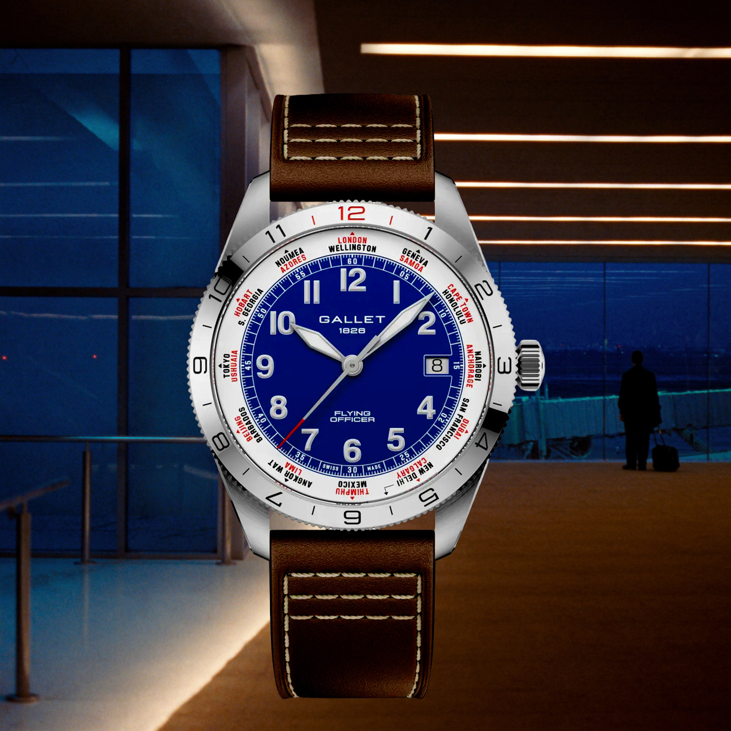 Montre Gallet Flying Officer Automatic 40 mm à cadran bleu sur cuir brun, devant une baie d'aéroport la nuit