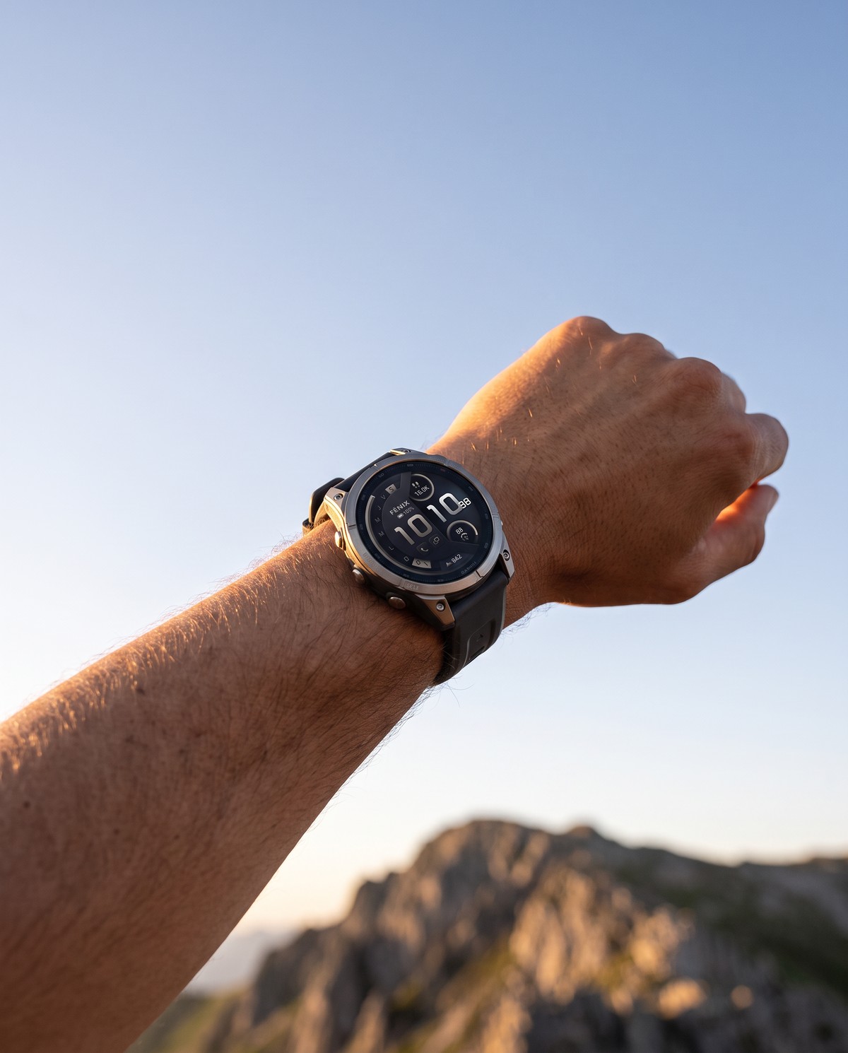 Garmin fēnix 9 Pro inReach 51 mm portée bras levé vers un ciel dégagé en montagne (vue d'illustration)