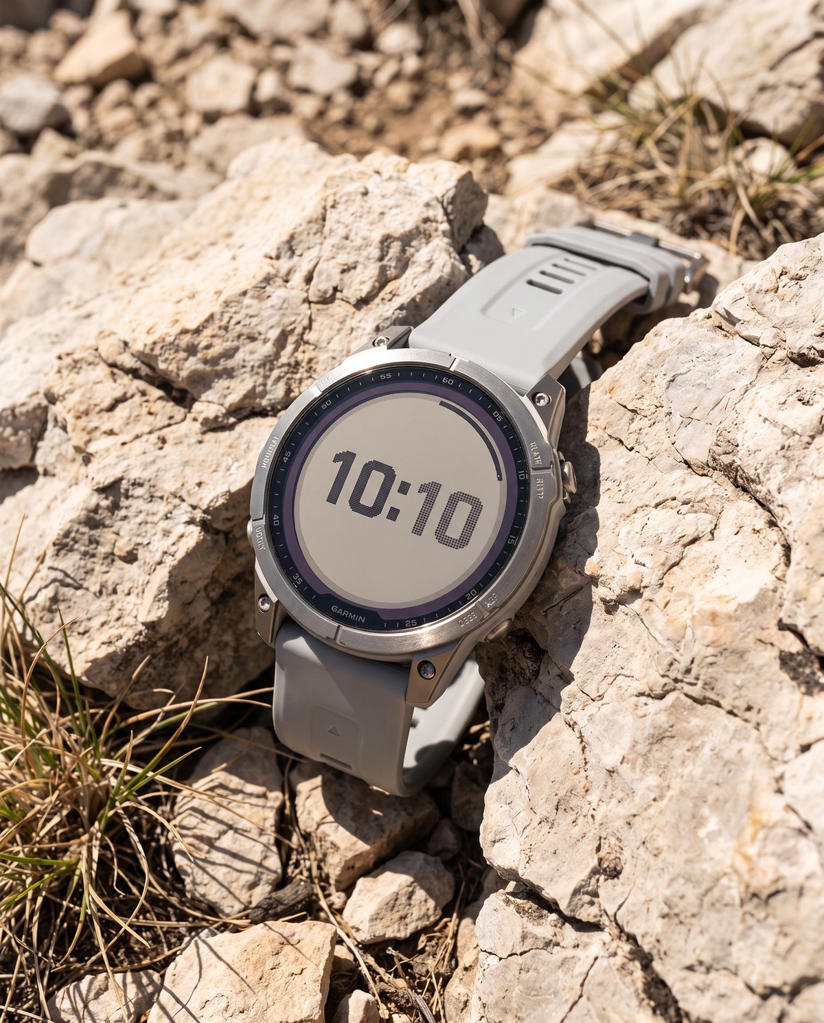 Garmin fēnix 9 Pro Solar inReach 47 mm posée sur un pierrier en plein soleil (vue d'illustration)